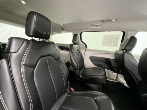 Used 2024 Chrysler Pacifica Touring-L image 15