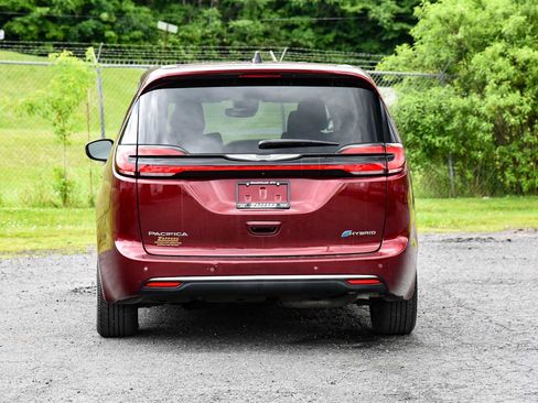 Certified 2023 Chrysler Pacifica Touring-L w/ Uconnect Theater Family Group FWD image 4
