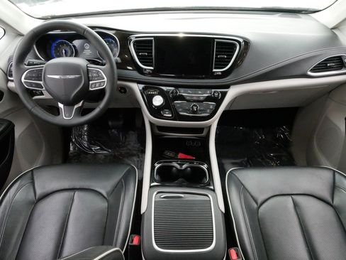 Used 2023 Chrysler Pacifica Limited image 10