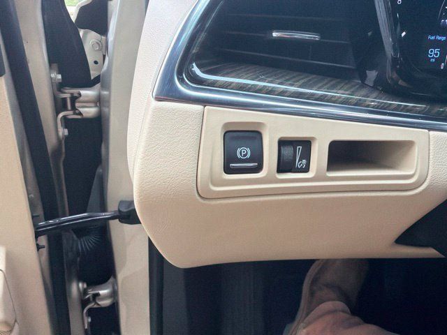 Used 2017 Cadillac XT5 FWD image 16
