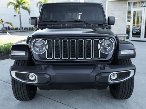 Used 2025 Jeep Wrangler Unlimited Sahara w/ Safety Group image 4