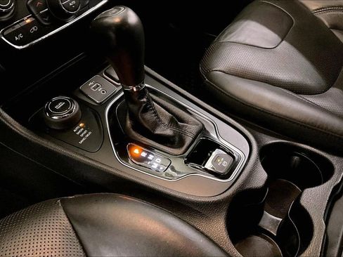 Used 2019 Jeep Cherokee Limited image 16