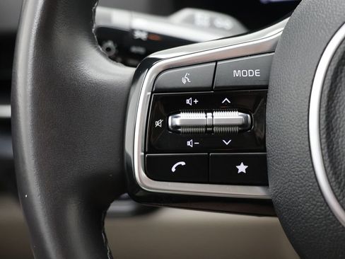 Used 2025 Kia Carnival FWD image 18