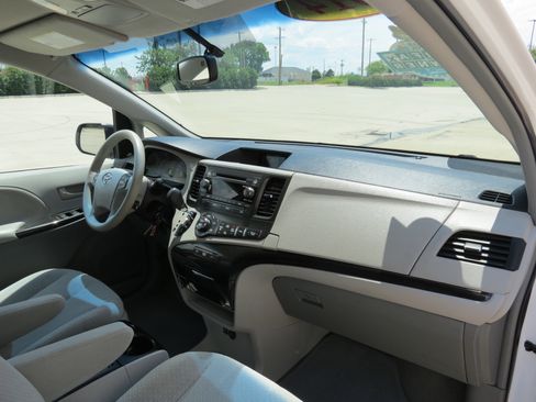 Used 2014 Toyota Sienna LE FWD image 30