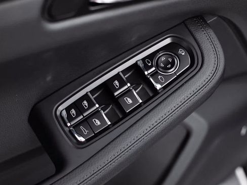 Certified 2025 Porsche Macan image 18