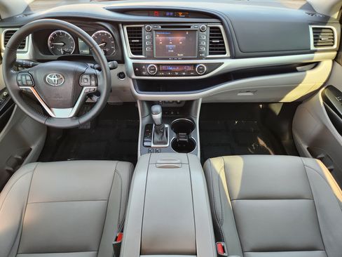 Used 2017 Toyota Highlander XLE AWD/4WD image 30