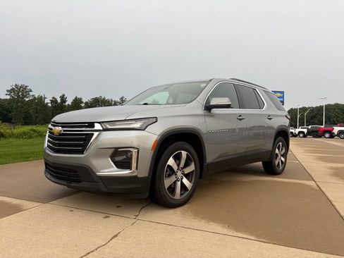 Used 2023 Chevrolet Traverse LT w/ LT Premium Package AWD/4WD image 1