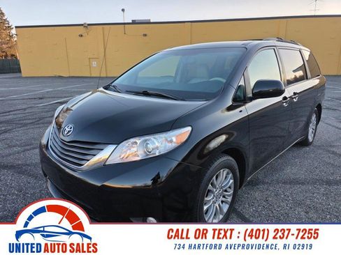 Used 2012 Toyota Sienna XLE image 1