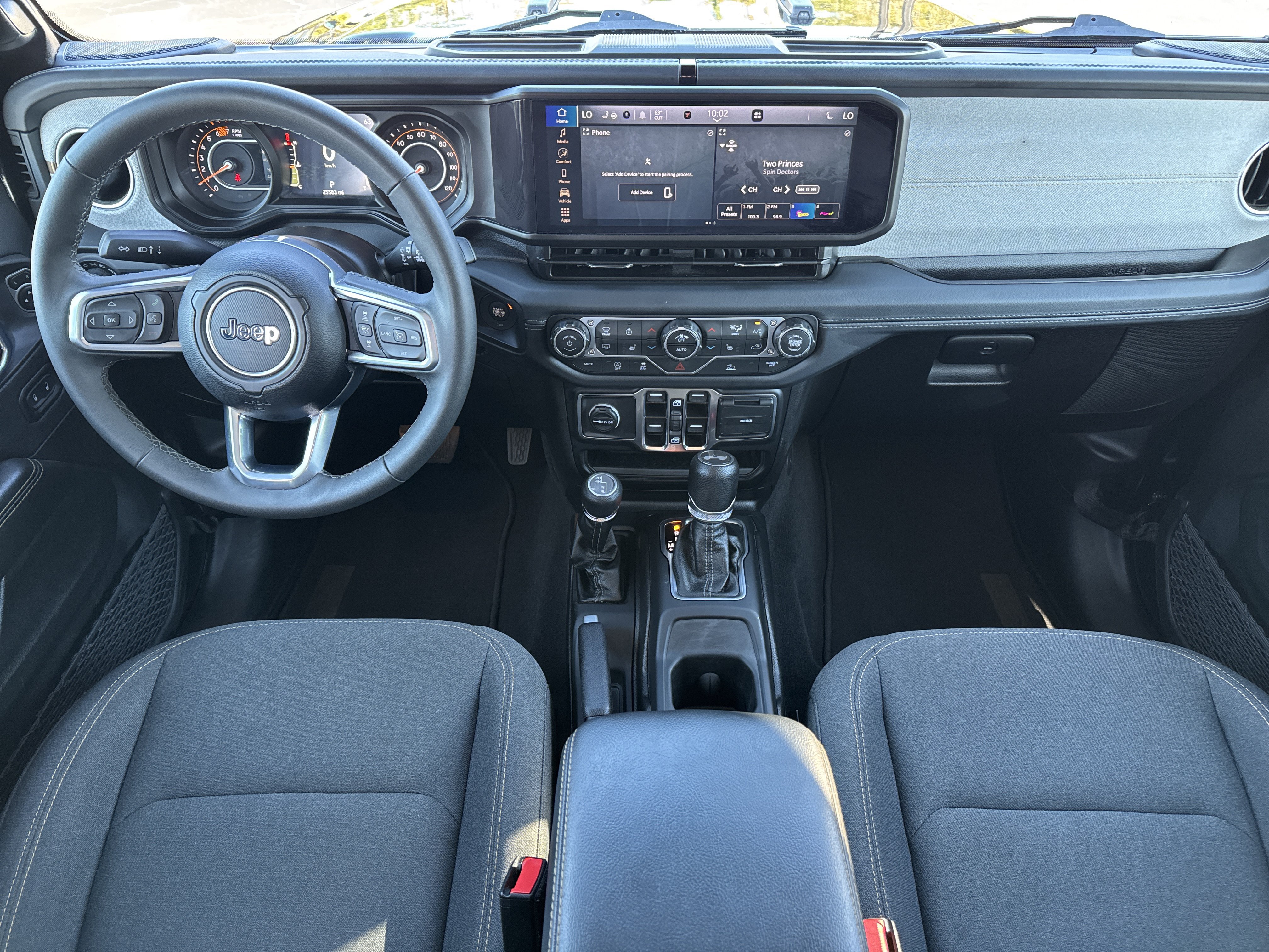 Used 2025 Jeep Wrangler Unlimited Sahara AWD/4WD image 15