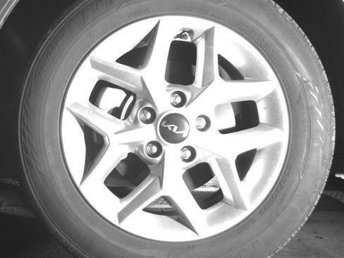 Used 2025 Kia Soul LX w/ LX Technology Package FWD image 12
