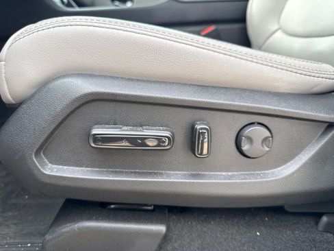 Used 2025 Honda Pilot Touring image 10
