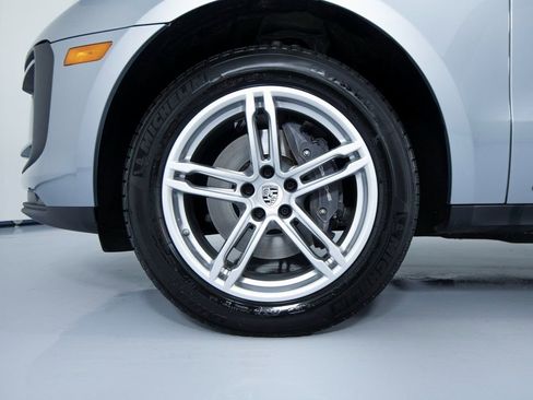 Certified 2025 Porsche Macan image 14