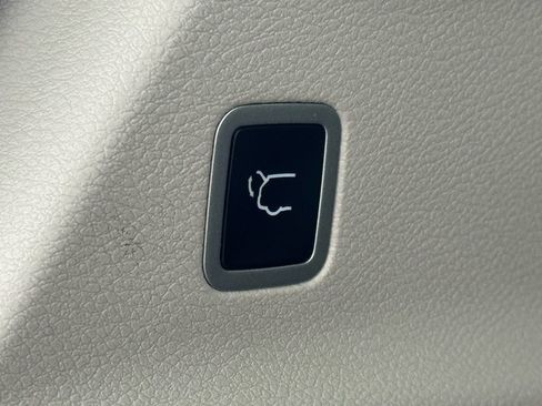 Used 2024 Chrysler Pacifica Touring-L image 12