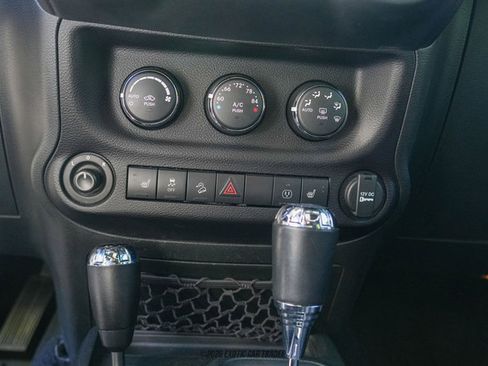 Used 2016 Jeep Wrangler Unlimited Rubicon image 30