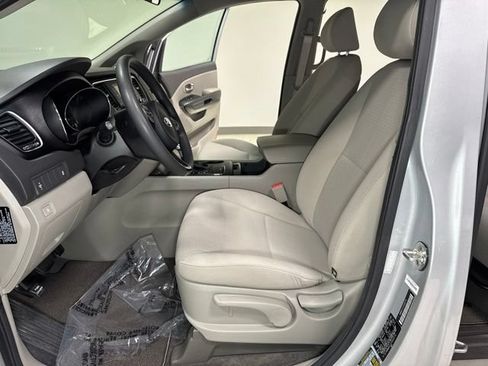 Used 2018 Kia Sedona L FWD image 11