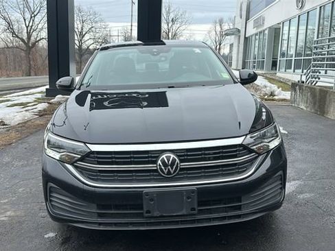 Used 2022 Volkswagen Jetta SE image 3