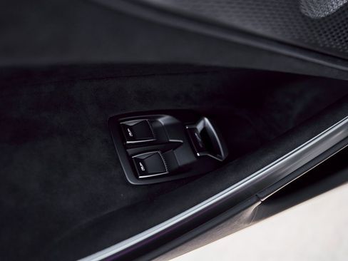 Used 2025 McLaren Artura Spider image 34