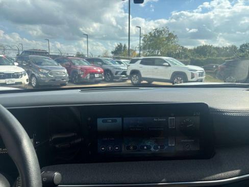 Used 2025 Nissan Kicks SV image 18