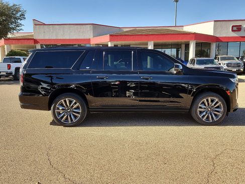 Used 2023 Cadillac Escalade ESV Sport w/ Touring Package image 5