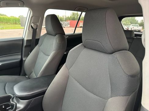 Used 2023 Toyota RAV4 LE AWD/4WD image 3