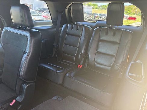Used 2018 Ford Explorer XLT w/ Equipment Group 202A AWD/4WD image 15