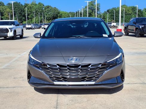Used 2021 Hyundai Elantra Limited w/ Cargo Package FWD image 4