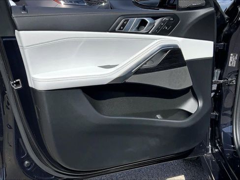 Used 2025 BMW X6 xDrive40i w/ Executive Package image 21