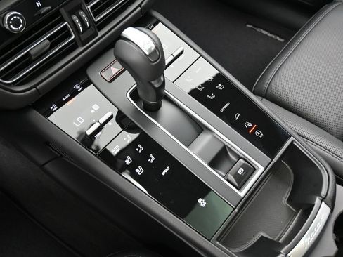 Certified 2026 Porsche Macan AWD/4WD image 21