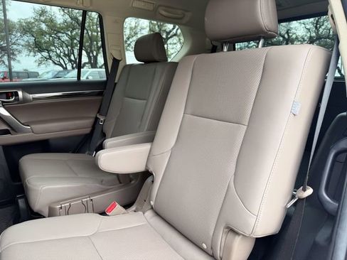 Used 2022 Lexus GX 460 Premium w/ Accessory Package image 19