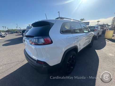 Used 2019 Jeep Cherokee Latitude Plus AWD/4WD image 4