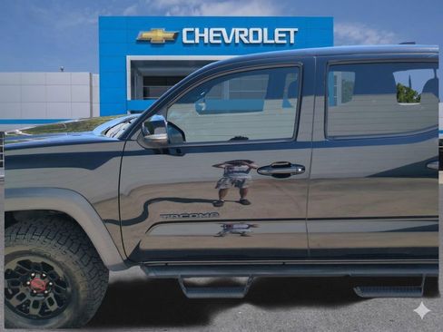 Used 2021 Toyota Tacoma TRD Off-Road AWD/4WD image 13