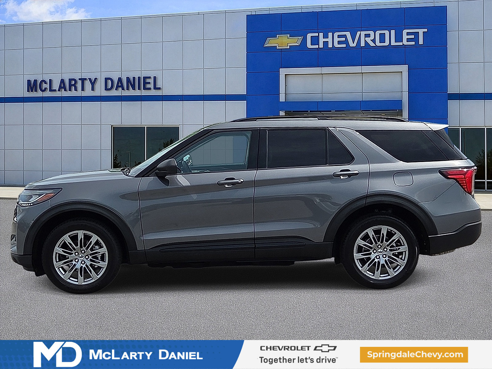 Used 2025 Ford Explorer Active w/ Active Comfort Package AWD/4WD image 3
