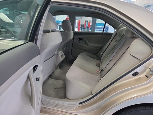 Used 2010 Toyota Camry LE image 9