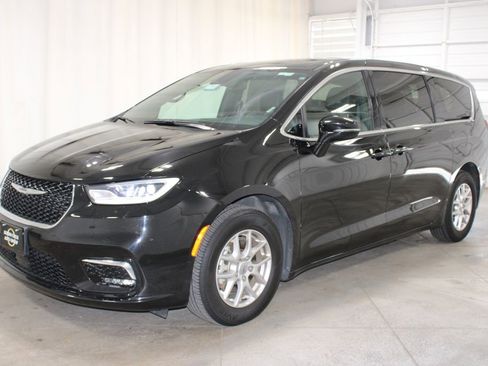 Used 2025 Chrysler Pacifica Select FWD image 4