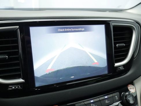 Certified 2023 Chrysler Pacifica Touring-L FWD image 39