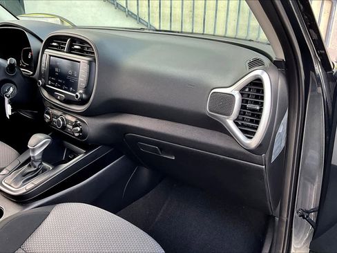 Used 2023 Kia Soul LX image 18