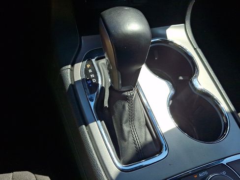 Used 2020 Jeep Grand Cherokee Laredo AWD/4WD image 15