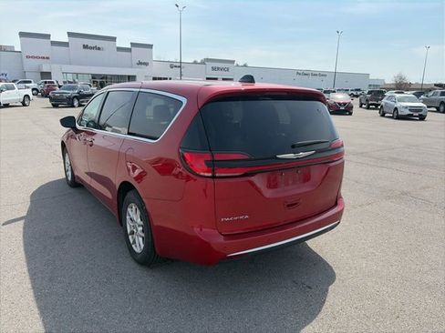 Used 2024 Chrysler Pacifica Touring-L image 4