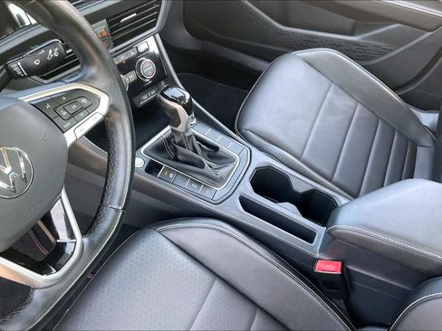 Used 2024 Volkswagen Jetta SE FWD image 17