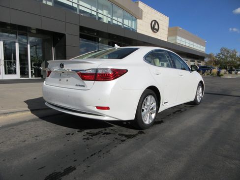Used 2013 Lexus ES 300h w/ Luxury Pkg FWD image 9