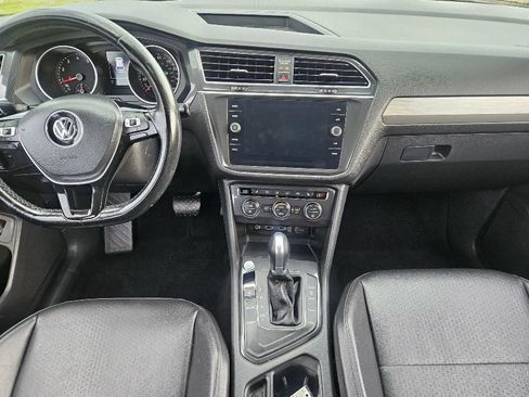Used 2018 Volkswagen Tiguan SEL FWD image 16