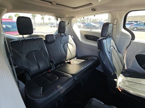 Used 2017 Chrysler Pacifica Limited w/ UConnect Theater Package FWD image 13