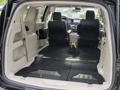 Certified 2024 Chrysler Pacifica Touring-L image 17