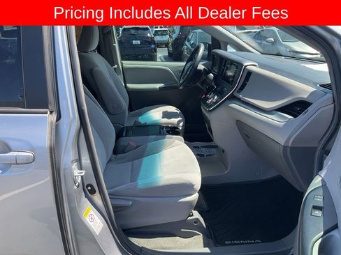 Used 2016 Toyota Sienna LE FWD image 18