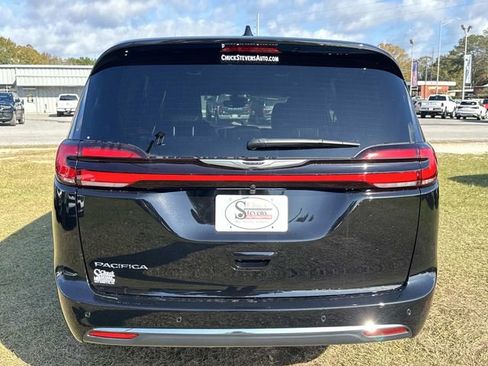New 2026 Chrysler Pacifica Select image 4