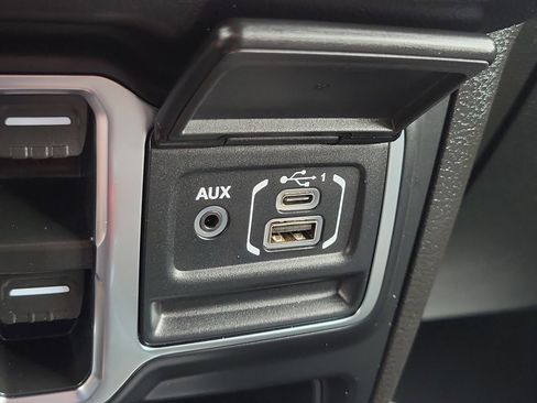 Used 2025 Jeep Wrangler Sahara w/ Safety Group AWD/4WD image 23