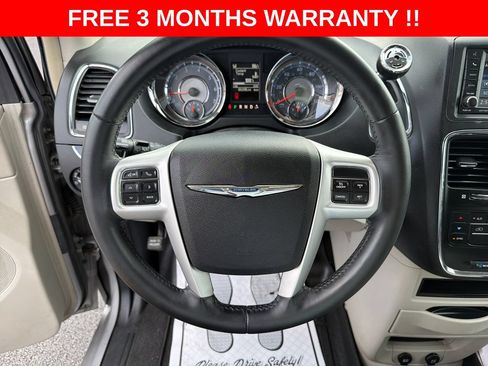 Used 2016 Chrysler Town & Country Touring FWD image 15