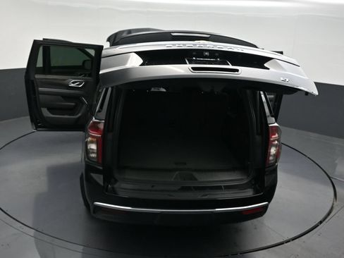 Used 2022 Chevrolet Suburban LT w/ Luxury Package RWD image 35