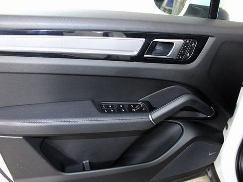 Certified 2022 Porsche Cayenne Platinum Edition w/ Premium Package Plus image 18