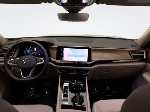 Used 2025 Volkswagen Atlas SE image 14